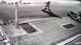 伊拉克籍女婿JOMAAH殺害岳父母後，深夜帶著兒子逃離蕭家，搭車直奔桃園機場（翻攝畫面）