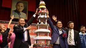 江翠國小百歲生日 侯友宜盼培育更多棟梁人才新北市長侯友宜（前左）27日參加板橋區江翠國小100週年校慶活動，與前教育部長葉俊榮（前左2）等人一起切蛋糕為校慶生。（新北市教育局提供）中央社記者黃旭昇新北市傳真　108年4月27日