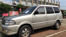 免費停車格遭長期占用 苑裡鎮長留紙條勸導苗栗縣苑裡鎮公所在火車站前租用台鐵土地設置免費停車格，卻屢遭民眾長時間占用，近來銀色休旅車一停又是10多天，引發地方公憤。中央社記者管瑞平攝　108年4月26日