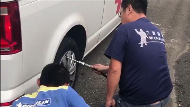 救護車爆胎貨車一路跟..原因網讚爆