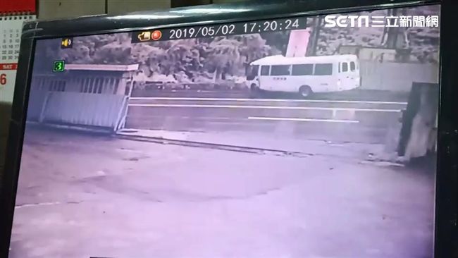 特教學校校車自撞護欄　驚悚畫面曝光