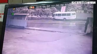 特教學校校車自撞護欄　驚悚畫面曝光