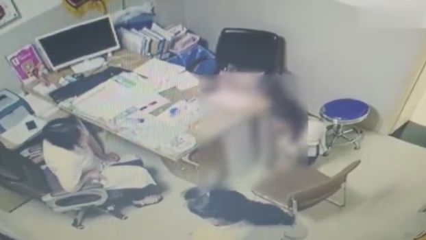 下跪求墮胎…她術後翻臉嗆醫：還孩子