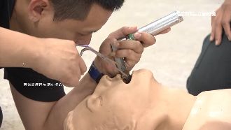 救援神器！「喉頭鏡」撐開咽喉取異物