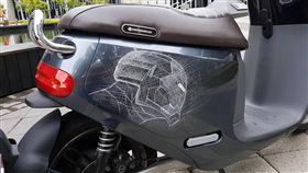 刮車,鋼鐵人,巧思,機車,Dcard　圖／翻攝自Dcard