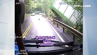 驚悚畫面曝光！貨車失控衝破護欄墜谷