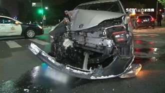 眼前黑影詭現！轎車失控直撞號誌桿