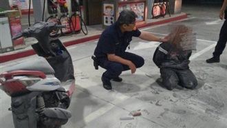 2男搶劫加油站！員工拿滅火器勇抗匪