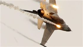 台中清泉崗基地執行漢光34號演習「聯合反空(機)降作戰演練」 Ｆ-16施放熱焰彈 記者邱榮吉攝