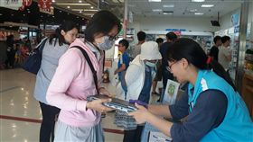 新竹市回收生活節 資源物換抵用券兼作愛心新竹市環保局結合轄內多間賣場舉辦「回收生活節」，即日起至8月底，民眾可用廢筆記型電腦、廢乾電池等資源物兌換現金抵用券，資源物變賣金額將全數幫助街友與寒士。（新竹市環保局提供）中央社記者魯鋼駿傳真　108年5月2日