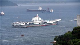 中國國防軍費過高　共軍：尚未實現完全統一針對外界質疑國防軍費過高，中國國防部發言人吳謙28日回應說，中國的地緣戰略環境複雜，尚未實現完全統一，國防投入合理適度。圖為2017年7月7日，中共遼寧號航空母艦抵達香港資料照片。（中新社提供）中央社　108年3月28日