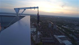 影／英國屁孩就愛挑戰極限　懸掛40樓半空觸動警報急逃命
圖／翻攝自The Little Nuisance YouTube
https://www.youtube.com/channel/UCE0_MkYV591dQnLVLYxXd5Q/videos