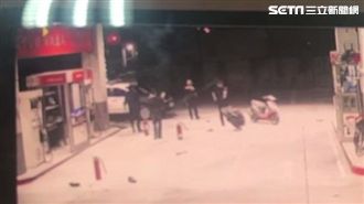 驚險13秒曝光！員工狂噴滅火器抗匪
