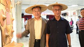 澎湖瀕臨失傳竹編卍字笠 收容人當老師開課傳承澎湖監獄與文化局辦理「藝齊編竹˙卍笠永傳」竹編技藝傳承班，2日由澎湖縣長賴峰偉（左）與典獄長杞炎烈（右）共同開訓，並由監獄3名收容人擔任老師。中央社　108年5月2日