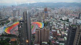 新北400萬人 北北桃首都生活圈雙核心新北市第400萬人口達標，前台北縣副縣長蔡家福2日受訪表示，新北與桃園深具「首都生活圈」雙核心都市潛力。圖為新北市板橋區高樓鳥瞰景觀。中央社記者黃旭昇新北市攝　108年5月2日