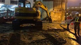 台南鐵路地下化工程沿線首波強制拆除。（圖／翻攝自 反台南鐵路東移自救會 FB）