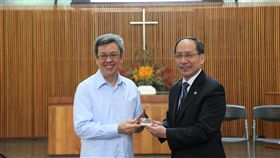 陳副總統東海大學演講 勉勵學子找出自我特色副總統陳建仁（左）2日到東海大學演講，東海大學校長王茂駿（右）代表校方致贈琉璃教堂。（東海大學提供）中央社記者趙麗妍傳真　108年5月2日