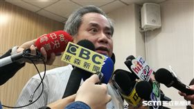 預防接種受害救濟審議小組召集人邱南昌說明，審議小組對痛痛女孩案第二次臨時臨時會議結果。（圖／記者楊晴雯攝）