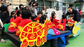 新北市首座共融特色遊戲場 落腳中港附幼新北市長侯友宜（右）2日出席新莊區中港國小附設幼兒園「共融特色遊戲場」啟用活動，與小朋友一起體驗共融式蹺蹺板。中央社記者蔡家緯攝　108年5月2日