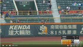 ▲詹子賢外野跳躍美技沒收買嘉儀長打。（圖／翻攝自CPBLTV）