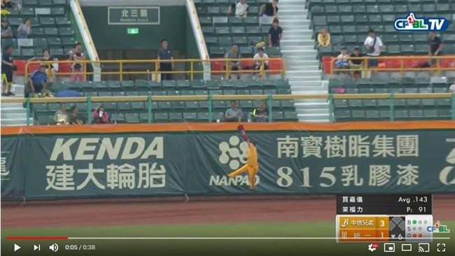中職／外野有喬丹？　詹子賢跳躍接殺