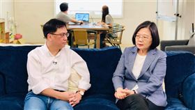 蔡英文總統2日前往486先生公司。（圖／486先生粉絲專頁）