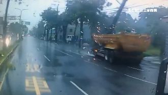 砂石車失控撞斷2電桿！3百戶受影響