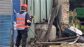 南鐵沿線首波強制拆除暫緩 後續工期未定交通部鐵道局3日強制拆除台南鐵路地下化工程東區沿線一棟鐵皮屋，因屋下疑似有座古井，目前拆除工作暫緩，等待台南市文化資產管理處鑑定。中央社記者張榮祥台南攝　108年5月3日