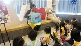 王惠美化身成說故事媽媽  推廣閱讀風氣彰化縣長王惠美（後）3日化身說故事媽媽，為彰化大嘉國小的學童說小蝌蚪找媽媽的故事，王惠美說，縣府也改建各校的圖書館，讓讀書環境更適合兒童，推廣閱讀風氣。中央社記者吳哲豪彰化攝  108年5月3日