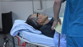 張俊宏聲稱到總統府投案  身體不適送急診前立委張俊宏（圖）因案遭通緝，3日在總統府資政許信良與律師陪同下聲稱到總統府投案，但因身體不適，由救護車送往振興醫院急診室。中央社記者王飛華攝  108年5月3日