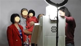 新竹監獄母親節懇親 拍貼機記錄感動法務部矯正署新竹監獄2日舉辦母親節懇親活動，獄方特別準備拍貼機，讓參與活動的收容人與家屬合影。（新竹監獄提供）中央社記者魯鋼駿傳真 108年5月2日