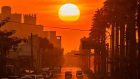 (16:9)氣象局懸日預報  台北街頭可看到中央氣象局預報台北市懸日景象，4月26日至5月3日，台北市峨眉街（西寧南路以西）與忠孝東西路（新生高架以西），在無雲遮下，傍晚時分可看到美麗的懸日景象。（氣象局提供）中央社記者汪淑芬傳真  108年4月19日