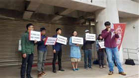 文化基本法初審 國家應保障藝術工作者勞動權益立法院教育及文化委員會2日初審通過文化基本法草案，明定國家應保障文化與藝術工作者的勞動權益。圖為藝創工會成員在群賢樓外發起訴求，呼籲立委要妥善審議「文化基本法」，保障藝術工作者的勞動權益。中央社記者鄭景雯攝 108年5月2日