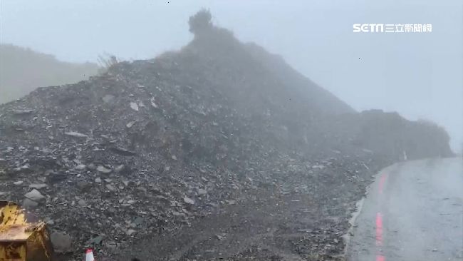 合歡山拓寬道路　翠綠邊坡開挖成碎土