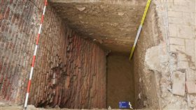 台南赤崁園區改造 挖出史前荷據等遺構台南市赤崁文化園區改造計畫展開後，陸續挖出史前文化層、疑似清領及日治不同時期的遺構，還在赤崁樓建物主體旁發現荷據時期普羅民遮城城牆遺構（圖），保存良好又完整。（台南市文資處提供）中央社記者張榮祥台南傳真　108年5月2日