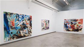 蔡宜儒個展搖滾童話 用畫筆回顧童年記憶畫家蔡宜儒推出個展「搖滾童話」，他透過畫作回溯年幼時的繪畫記憶，把過去孩童時期常畫的戰車、恐龍及非現實世界的物種融入創作之中，展現他心靈中最誠摯的狀態與自由表現。中央社記者鄭景雯攝　108年5月1日