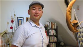 跟平成一起畢業 日本史學者：告別糾結年代日本正式進入令和年代，留日逾10年的港人日本史學者胡煒權（圖），算是跟著平成時代一起畢業，也觀察到日本社會經歷糾結的30年。中央社記者陳政偉攝　108年5月1日