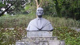 胡適公園裡的胡適胸像。（圖／翻攝維基百科）