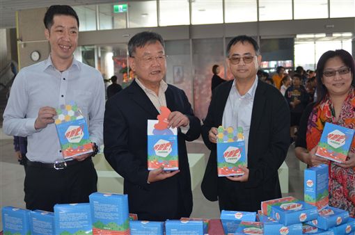澎湖博物館月系列活動 桌遊配對接龍打頭陣澎湖博物館月系列活動3日由澎湖縣長賴峰偉(左2)等人共同揭幕啟動,歡迎鄉親一同感受藝文饗宴。中央社 108年5月3日