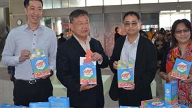 澎湖博物館月系列活動 桌遊配對接龍打頭陣澎湖博物館月系列活動3日由澎湖縣長賴峰偉（左2）等人共同揭幕啟動，歡迎鄉親一同感受藝文饗宴。中央社 108年5月3日