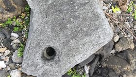 綠島海邊神秘圓孔單石 研判和史前遺址有關田姓青年日前在綠島公館村過去關白色恐怖時期政治受難者的綠島技訓所前海灘，發現一顆長約50公分、寬約30公分的單石，一方鑽有圓孔，並非海邊的石頭，考古專家初步研判是公館鼻遺址文物。（田姓民眾提供）中央社記者盧太城台東傳真 108年4月30日