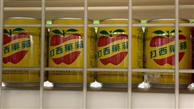 (16:9)大西洋飲料公司負責人涉違證交法大西洋飲料公司於重大訊息說明會說明不清，疑涉不法，新北地檢署偵辦大西洋飲料公司負責人等涉嫌違反證券交易法等案，12日將總經理孫幼英向法院聲請羈押禁見，董事長江國貴以新台幣15萬元交保。圖為蘋果西打。中央社記者張新偉攝　108年4月12日