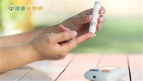 「糖尿病是慢性疾病，病人需要學習全方位的自我控制，包括體重與飲食控制、運動、正確服藥、自我血糖監測，還有定期回診、檢查，這些都需要專業醫療團隊協助病人學習。」