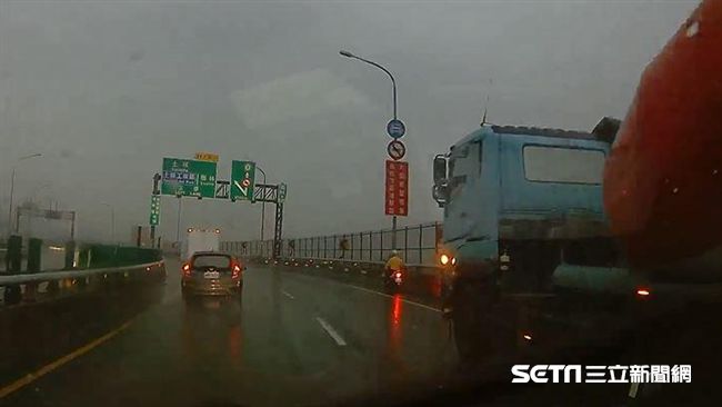 機車誤上快速道路…攪拌車司機暖護送