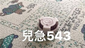 小孩安靜沒好事　阿嬤下秒崩潰！1歲童拿蟑螂藥舔來舔去（圖／吳昌騰醫師授權提供）