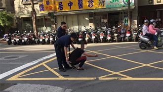 想起曾與人口角　醉漢竟持刀上街遊蕩