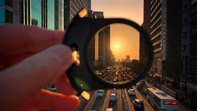 台北街頭落日景觀（3）中央氣象局指出，3日不會下雨，台北街頭傍晚有機會看到懸日美景。北市忠孝西路傍晚時分出現正對馬路的落日。中央社記者王飛華攝  108年5月3日