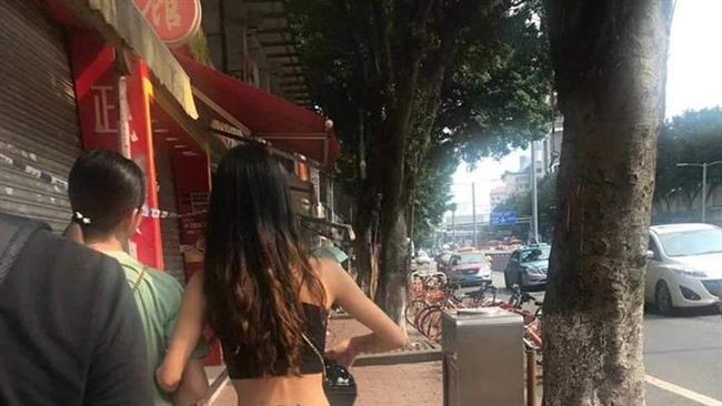長髮辣妹尾椎刺兩字　網友看完好硬！