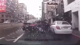 特斯拉大戰賓士！結果秒彈飛、輪胎噴