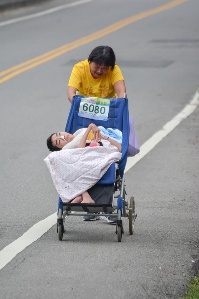 推著跑馬拉松！腦麻兒小比「洗澡沒生命跡象」搶救　媽淚：去當小天使了
